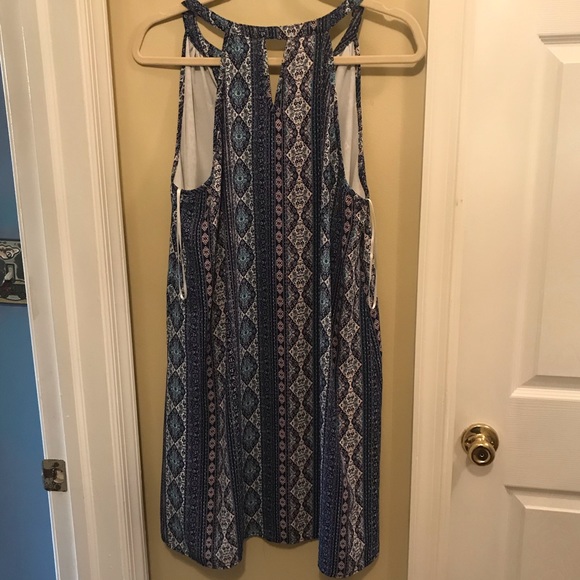 A sleeveless dress - Picture 2 of 2